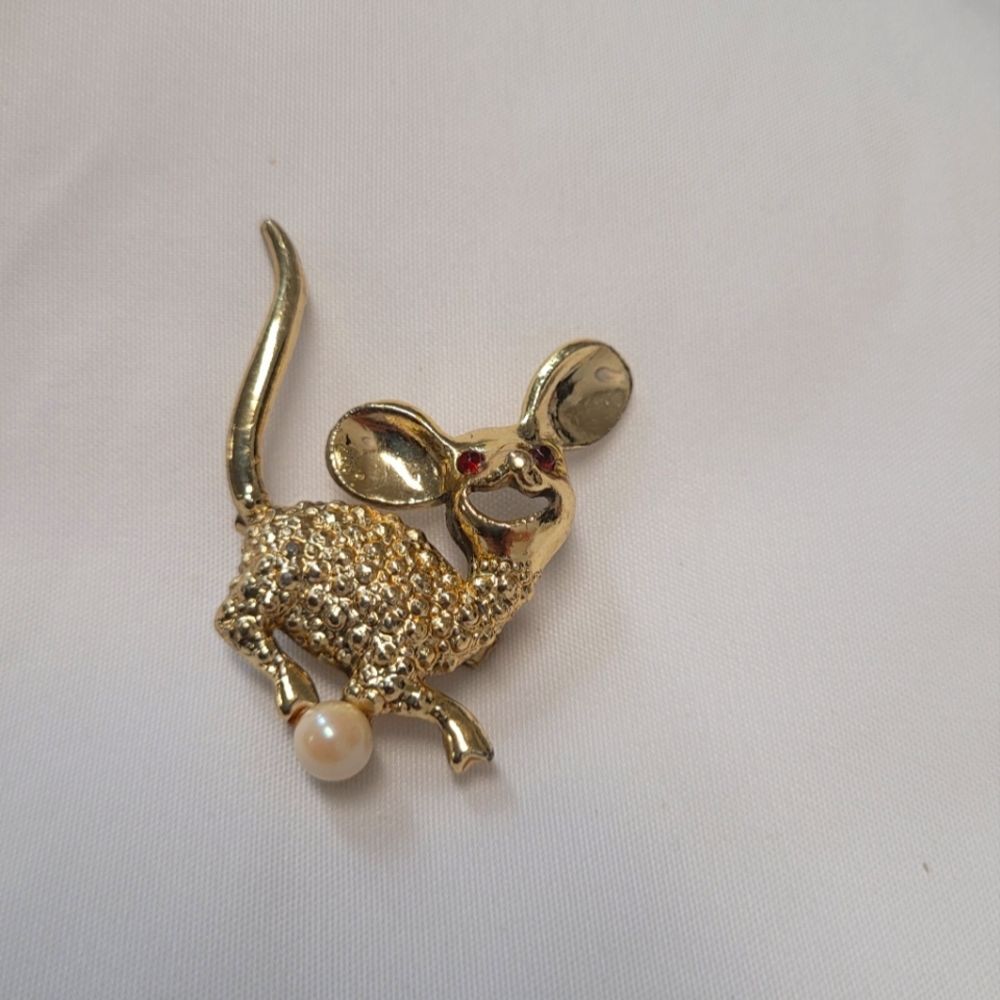 Vintage Gold Tone Mouse Pin with Red Eyes and Pearl Accent
